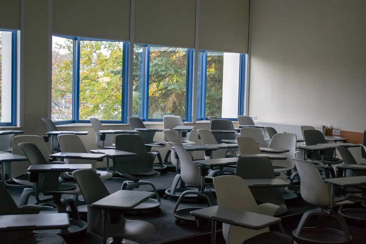 Organiser son espace de travail : le rangement vertical change tout